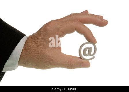 Business-Mann hält ein at-Zeichen in der Hand, Business im Internet Stockfoto