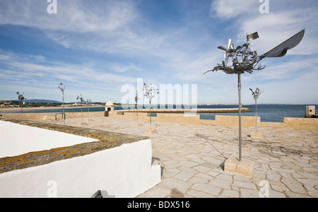 "Caminhos do Vento" Kunst, Skulpturen von Jose Maria S. Pereira bei einer Ausstellung in Fortaleza da Ponta da Bandeira Lagos, Algarve, Stockfoto