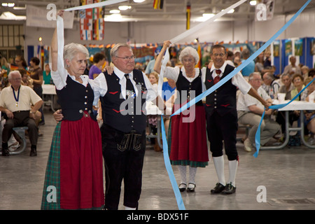 Indianapolis, Indiana - Tänzer auf dem deutsch-amerikanischen Klub Oktoberfest. Stockfoto