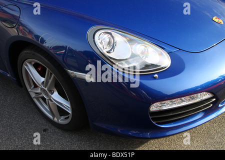 Scheinwerfer von einem blauen Porsche Boxster S Stockfoto