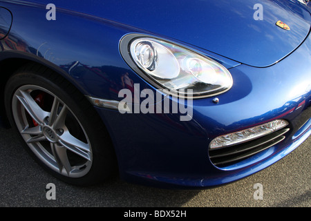 Scheinwerfer von einem blauen Porsche Boxster S Stockfoto