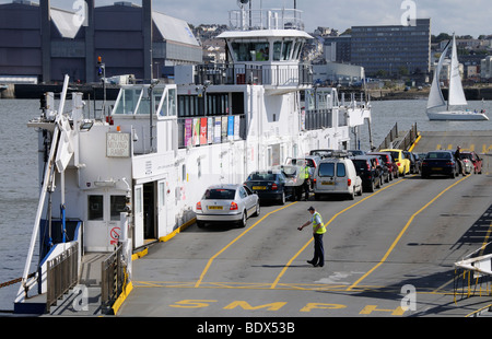 Laden der Roro Fähre herzlich die Tamar River zwischen herzlich in Cornwall und Devonport Plymouth in Devon UK überquert Stockfoto