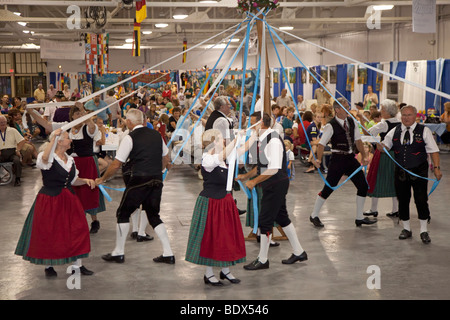 Indianapolis, Indiana - Tänzer auf dem deutsch-amerikanischen Klub Oktoberfest. Stockfoto