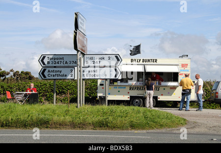 Straßencafé mit Speisen und Getränken aus einer Layby in Cornwall England UK Stockfoto