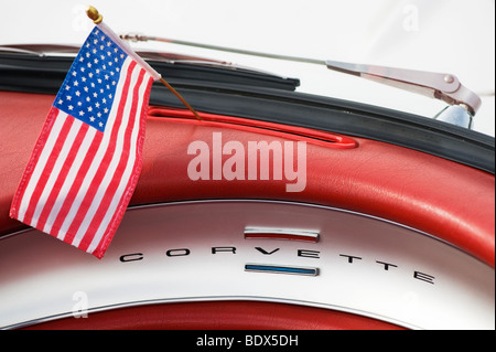 1960 Chevrolet Corvette, amerikanische Oldtimer mit den amerikanischen Sternen und Streifen-Flagge auf dem Armaturenbrett Stockfoto