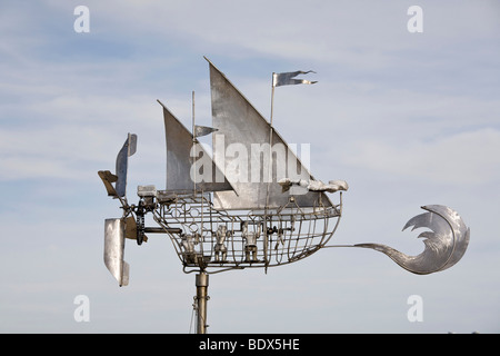 "Caminhos do Vento" Kunst, Skulpturen von Jose Maria S. Pereira bei einer Ausstellung in Fortaleza da Ponta da Bandeira Lagos, Algarve, Stockfoto