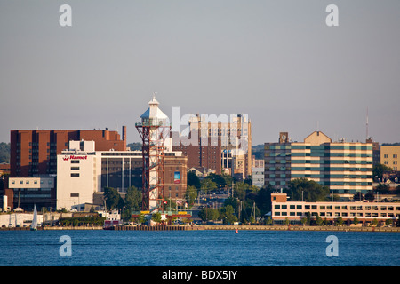 Bicentennial Tower und Dobbins Landing an der Uferpromenade von Erie Pennsylvania, Vereinigte Staaten Stockfoto