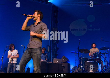 Felix Riebl, Sänger und Frontmann der australischen Band The Cat Empire live in das Blue Balls Festival in der Halle Luzernersaal Stockfoto