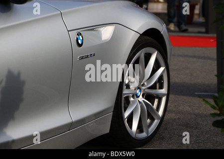 Seitlicher Blick auf einen silbernen BMW Z4 Stockfoto