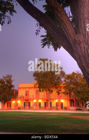 Dämmerung senkt sich über Plaza Hall in der Nähe des Quad der Mission San Juan Bautista in San Juan Bautista, Kalifornien, USA. Stockfoto