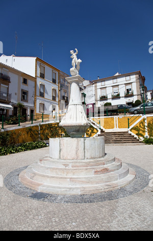 Montorinho Brunnen Mártires da República Platz, Castelo de Vide, Portugal. Brunnen aus dem 19. Jahrhundert. Stockfoto