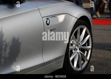 Seitlicher Blick auf einen silbernen BMW Z4 Stockfoto