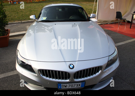 Vorderseite des einen silbernen BMW Z4 Stockfoto