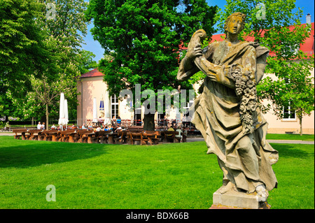 Skulptur mit Füllhorn im Schlosspark von Schloss Rastatt Schloss Rastatt, Schwarzwald, Baden-Württemberg, Deutschland Stockfoto