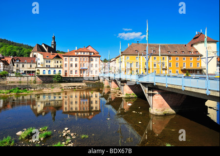 Mit Blick auf der Murg in die historische Altstadt mit Stadtbruecke Stadtbrücke und Sankt Jakobskirche St. James Church, Gernsb Stockfoto