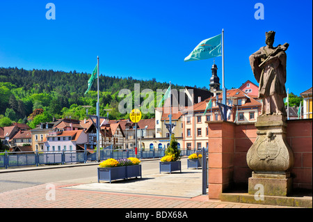 Stadtbruecke Stadtbrücke mit Sankt Jakobskirche St. James Church, Gernsbach, Murgtal, Schwarzwald, Baden-Württemberg, Deutschland Stockfoto