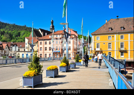 Stadtbruecke Stadtbrücke mit Sankt Jakobskirche St. James Church, Gernsbach, Murgtal, Schwarzwald, Baden-Württemberg, Deutschland Stockfoto