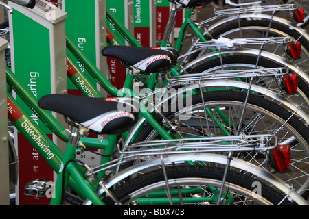 Fahrräder zu vermieten in Rom, Italien. Stockfoto