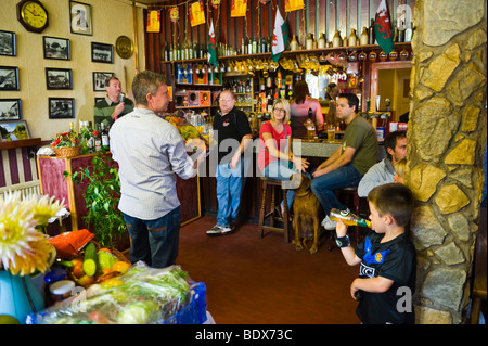 Jährliche Erntefest-Charity-Auktion von Lebensmitteln und lokalen produzieren statt jährlich bei philanthropischen INN Pontywaun South Wales UK Stockfoto