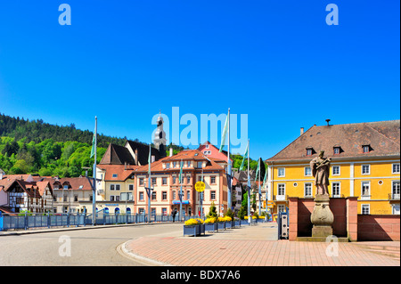 Stadtbruecke Stadtbrücke mit Sankt Jakobskirche St. James Church, Gernsbach, Murgtal, Schwarzwald, Baden-Württemberg, Deutschland Stockfoto