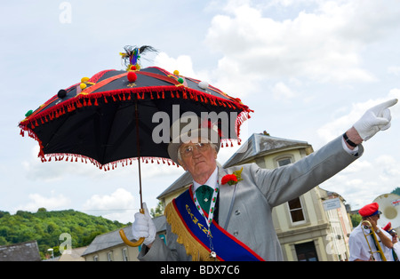 Unnachgiebig Marching Jazz Band-Parade durch die Straßen in Brecon Jazz Festival UK Stockfoto