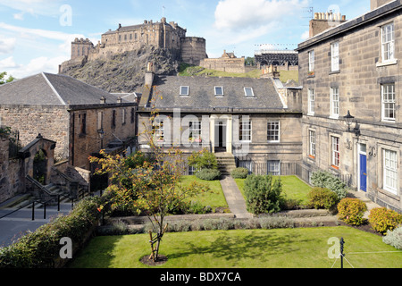 Anfang des 19. Jahrhunderts poliert schlichte klassische Mietskasernen, gemacht von droved Quader mit Dressings, Browns Place, Edinburgh, Schottland Stockfoto