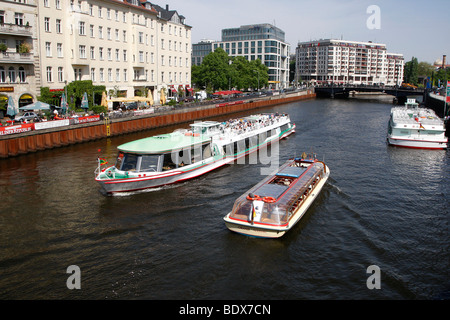 Ausflugsschiffe, Spree entlang Friedrichstraße Straße, Berlin, Deutschland, Europa Stockfoto