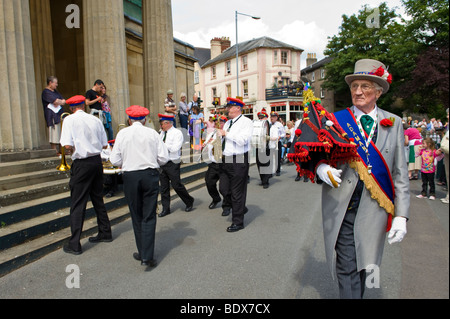 Unnachgiebig Marching Jazz Band-Parade durch die Straßen in Brecon Jazz Festival UK Stockfoto