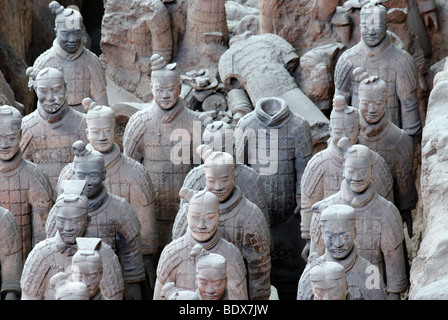 Terrakotta-Armee, Teil des Gräberfeldes, Halle 1, Mausoleum des 1. Kaisers Qin Shihuangdi in Xi ' an, Provinz Shaanxi, China Stockfoto