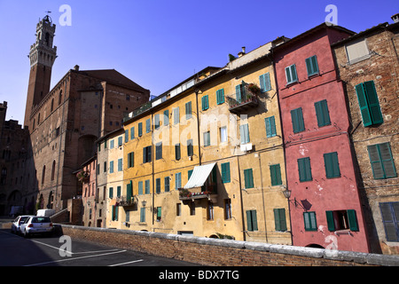 Traditionelle alte Vorderhaus im europäischen Mittelmeerraum und der Palazzo Pubblico (italienischen mittelalterlichen Architektur), Italien, Europa Stockfoto