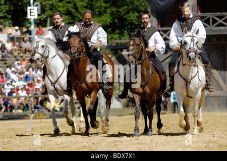 Vier Reiter reiten Pferde, Ritterturnier in Kaltenberg, Upper Bavaria, Bayern, Deutschland, Europa Stockfoto
