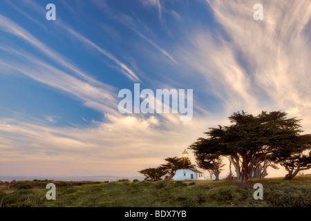 -Point Pinos Leuchtturm mit Steaking Wolken. Pacific Grove, Kalifornien Stockfoto