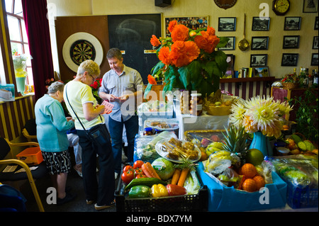 Jährliche Erntefest-Charity-Auktion von Lebensmitteln und lokalen produzieren statt jährlich bei philanthropischen INN Pontywaun South Wales UK Stockfoto