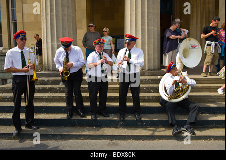 Unnachgiebig Marching Jazz Band-Parade durch die Straßen in Brecon Jazz Festival UK Stockfoto