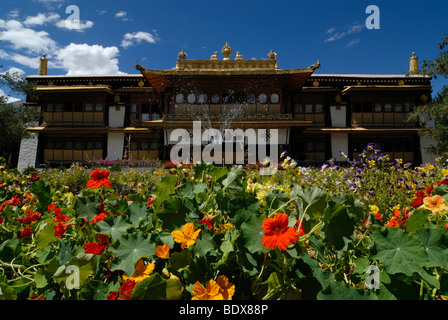 Sommer Palast des Dalai Lamas im Norbulingka, Juwel Garten mit Blumen und Wasser-Brunnen, Lhasa, Tibet, China, Asien Stockfoto