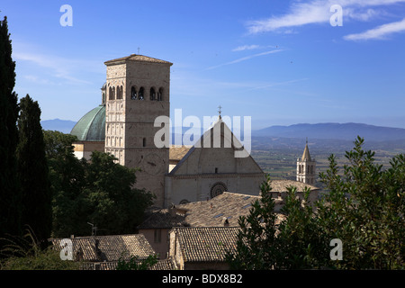 Basilika Santa Chiara und das Dorf von Assisi (Heilige Klara), Umbria, Italien, Europa Stockfoto