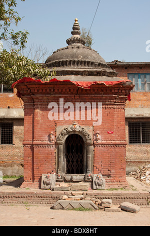 Kathmandu, Nepal. Schrein in einem vernachlässigten Nachbarschaft Hindu-Tempel. Stockfoto