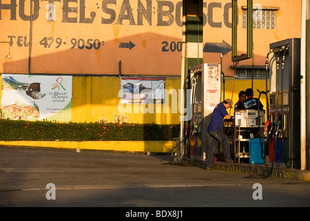 Eine Tankstelle in Innenstadt von La Fortuna, Costa Rica Stockfoto