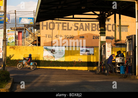 Eine Tankstelle in Innenstadt von La Fortuna, Costa Rica Stockfoto