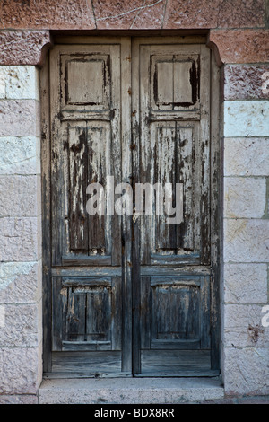 Traditionelle alte Tür in Assisi (italienischen mittelalterlichen Architektur), Assisi, Umbrien, Italien, Europa. Stockfoto