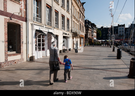 Ein Spaziergang auf St. Etienne Kai, Honfleur Normandie Frankreich in der Abendsonne Stockfoto