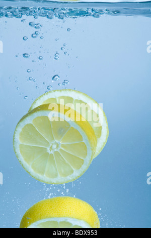 Zitronenscheiben in Wasser Stockfoto