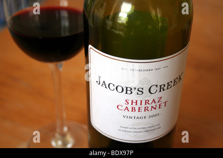 Jacobs Creek Shiraz Cabernet Rotwein Flasche Stockfoto