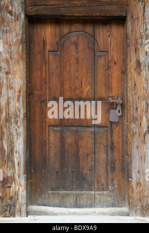 Alte Holztür in den Holzrahmen von einem alten Bauernhof Haus, Museum Tiroler Bauernhöfe, Tirol, Österreich, Europa Stockfoto