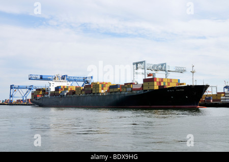 Containerschiff im Hafen von Boston am South Boston Terminal entladen Stockfoto