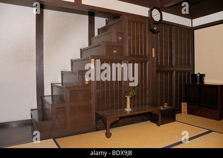 Typische Treppe Schrank in einer alten Handel Haus, jetzt ein Museum, Nara, Nara-Machi, Japan, Südostasien, Asien Stockfoto