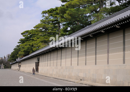 Mauer um den Palast mit Pinien, Imperial Palace, Gosho in Kyoto, Japan, Asien Stockfoto
