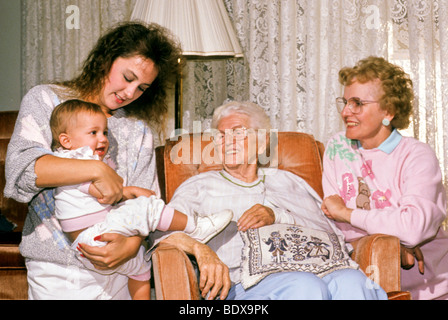 Vier Generationen baby, Mutter, Großmutter, Urgroßmutter weibliche Frauen Tradition Lächeln glücklich genießen teilen Geschichte genealology Stockfoto