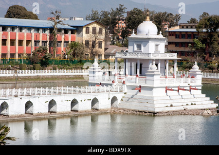 Kathmandu, Nepal. Rani Pokhari, die Königin Teich mit Schrein zu Shiva. Stockfoto