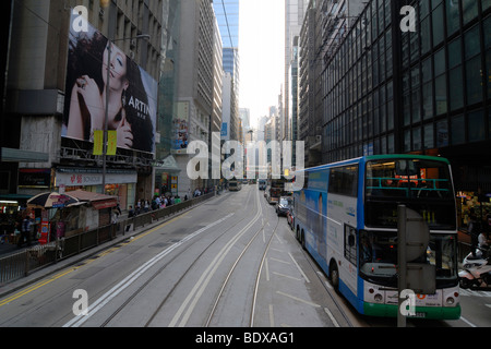 Dichten Verkehr mit Doppeldeckerbusse und Doppeldecker-Straßenbahnen, in den engen Straßen von Hong Kong zwischen Hochhäusern in Centr Stockfoto